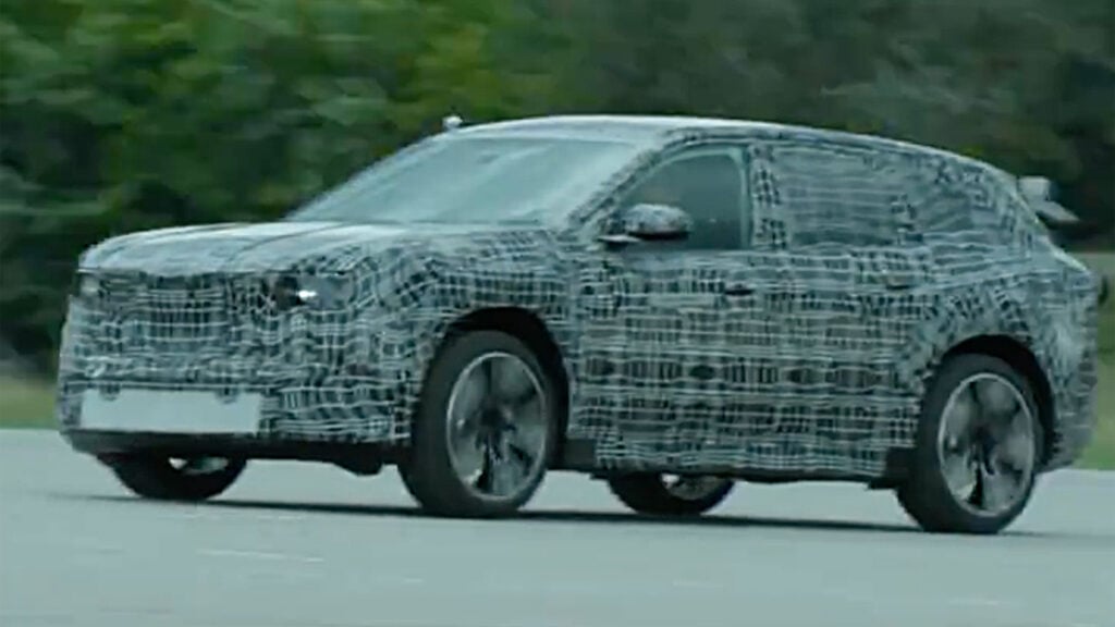 2020 BMW X5 SUV körs på en väg. (AI text)