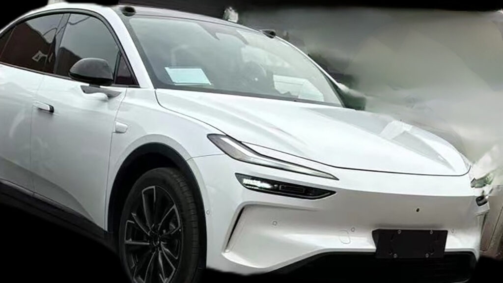 En vit elbil från Tesla parkerad i en parkeringsplats. (AI text)