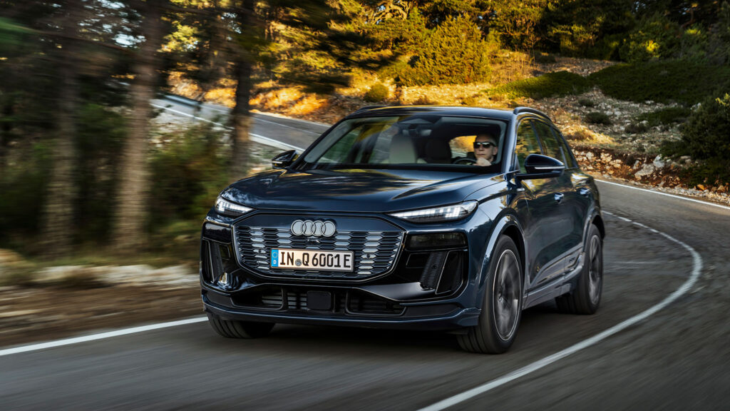 Audi Q7 kör nedför en bergväg (AI text)