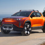 En person kör en SUV på en väg. (AI text)