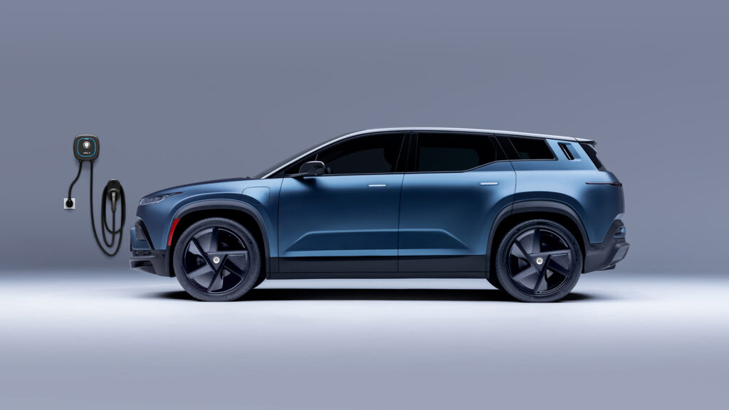 En blå SUV är uppkopplad till en el-laddare. (AI text)