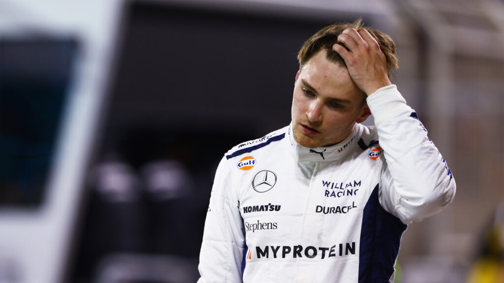 En racerförare står på banan. (AI text)