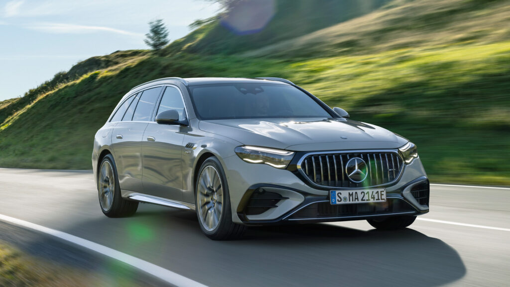 Mercedes-Benz E-klassen kör längs en landsväg. (AI text)