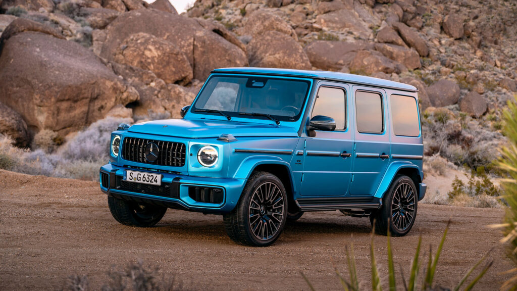 Mercedes G-klass parkerad i öknen (AI text)