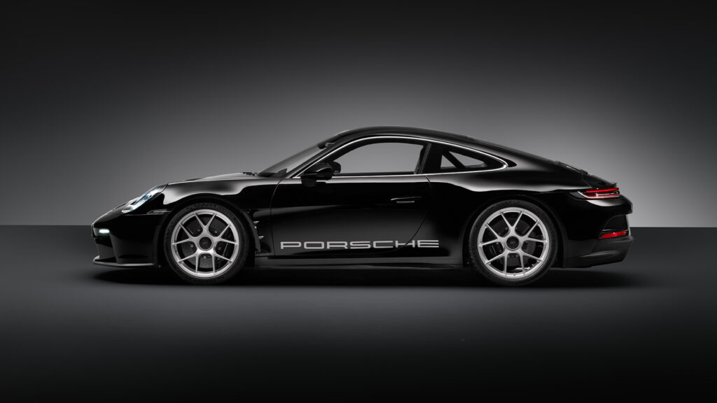 Porsche 911 GTS är en svart sportbil. (AI text)