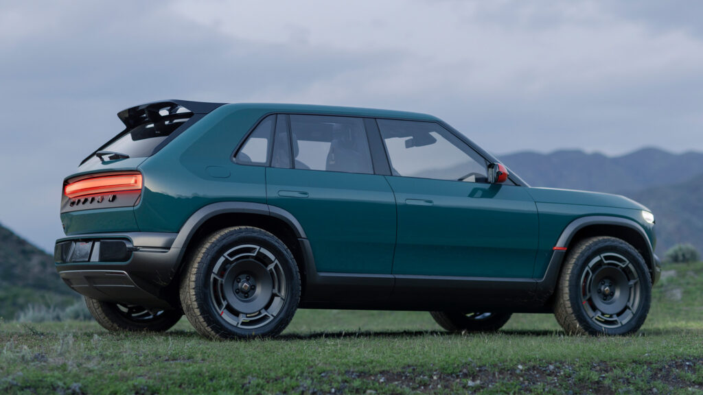 En grönt färgad SUV parkerad på en gräsmatta. (AI text)