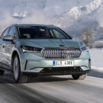 En skoda iq av grönt färgskimmer kör på en snöig väg. (AI text)