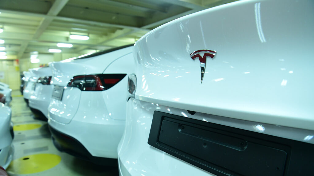 Tesla Model S-bilar parkerade i en fabrik. (AI text)