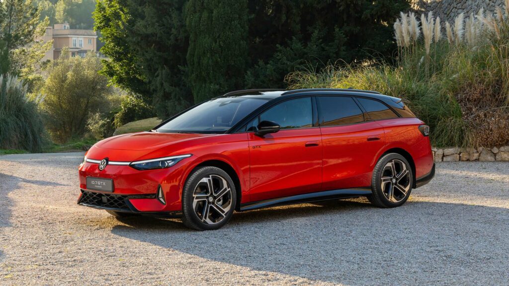 En röd BMW i3 parkerad vid en grusväg. (AI text)