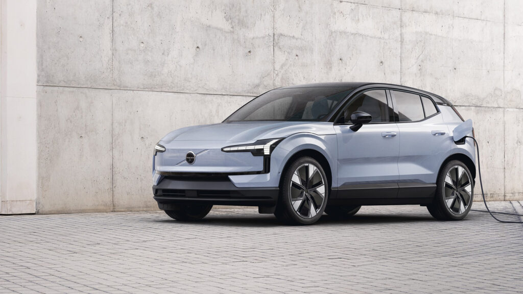 En ny Volkswagen ID.4 står parkerad framför ett byggnad. (AI text)
