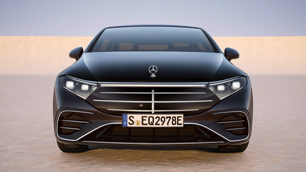 Mercedes-Benz GLS SUV i öknen (AI text)