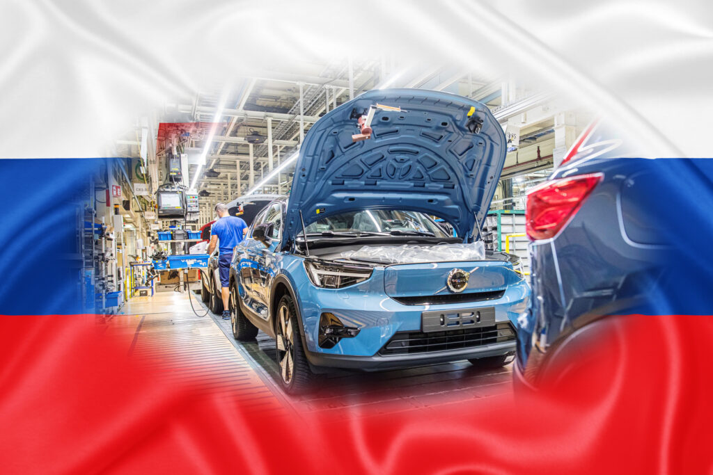 En bil byggs i en fabrik med ett ryskt flagg. (AI text)
