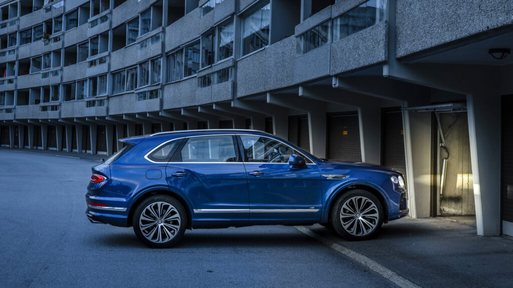 den 2019 års Bentley SUV parkerad framför ett byggnad (AI text)