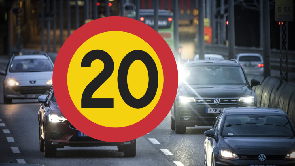 En bil kör nedför en gata med en hastighetsgräns-skylt. (AI text)