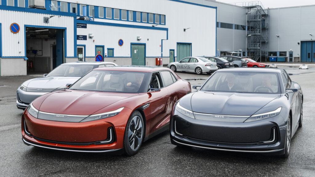 en grupp bilar parkerade framför en fabrik (AI text)