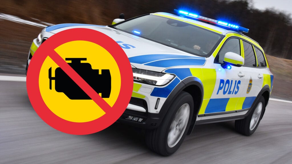 En polisbil kör längs en gata med en parkeringsförbudsskylt. (AI text)