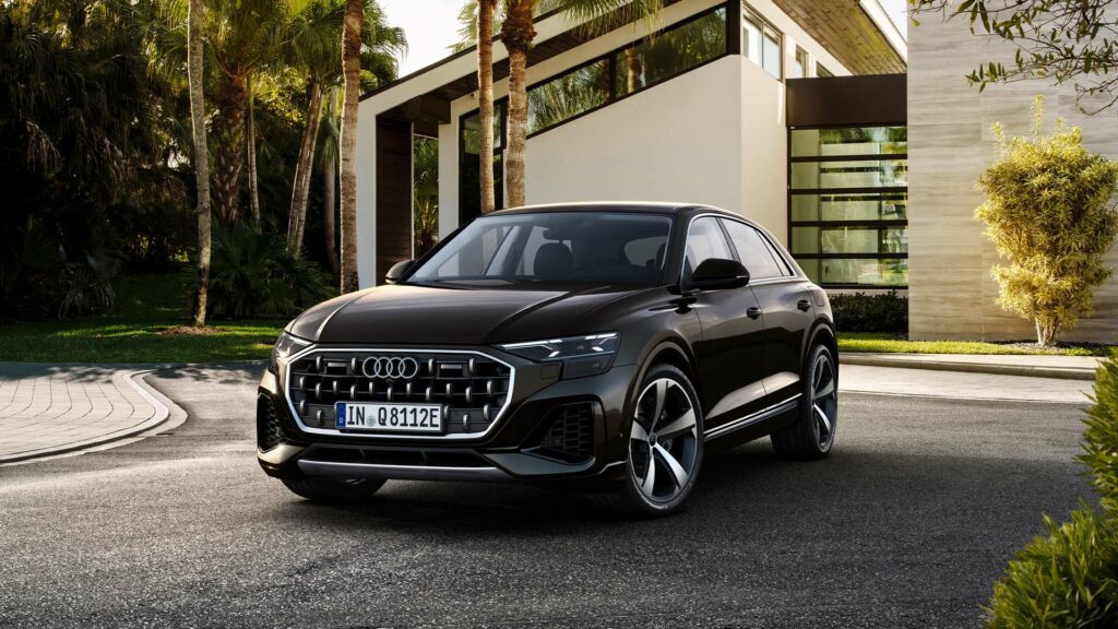 En Audi Q7 parkerad framför en husvilla. (AI text)