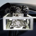 Tesla Model X-motorn i bakgrunden (AI text)