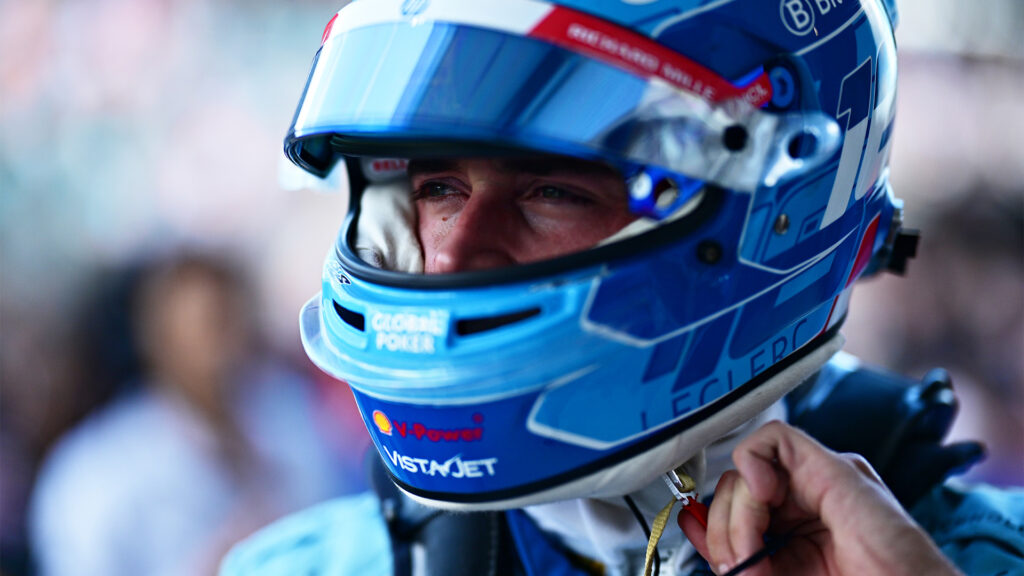 En racerförare med en blå hjälm. (AI text)