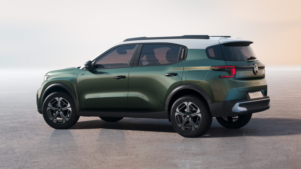 En grön Renault Kwid SUV parkerad på en betongyta. (AI text)