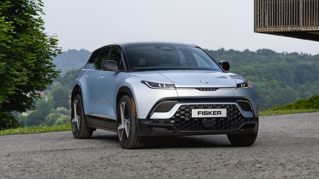 En bil står parkerad på en backe. (AI text)