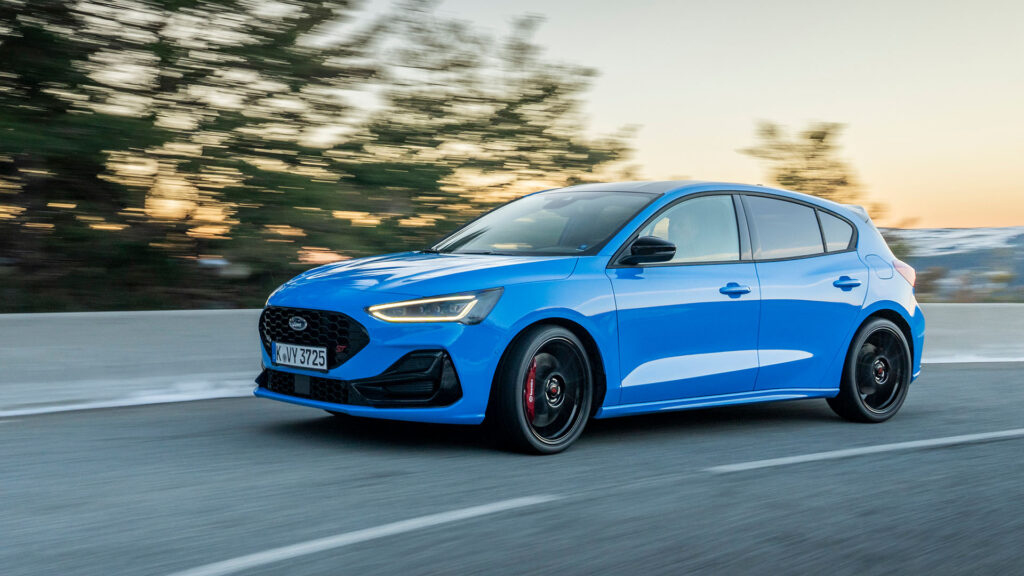 Den 2019 års Ford Focus RS TDI kör nerför en bergig väg. (AI text)