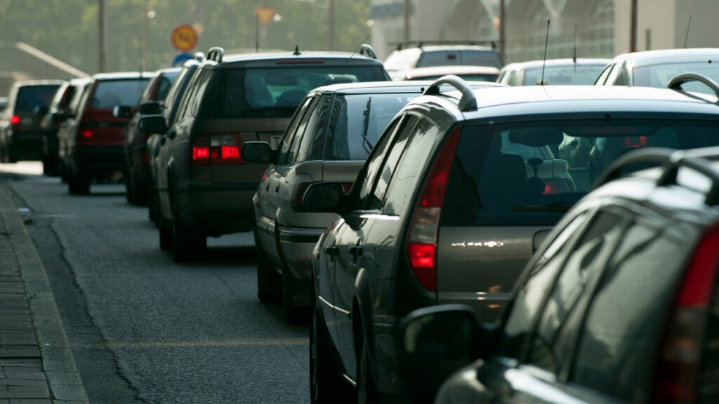 En trafikstockning på en stadsgata (AI text)