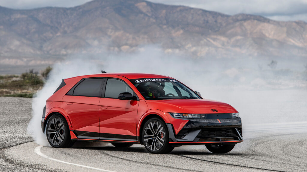 En röd SUV kör nedför en spår. (AI text)