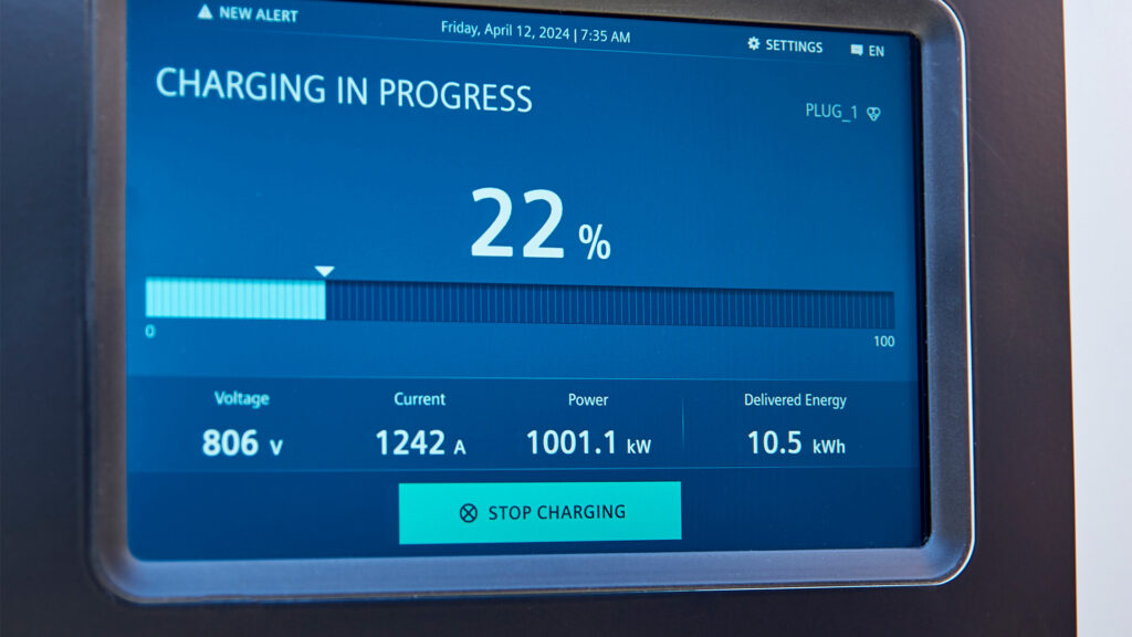 En bil laddar i en garagelänga. (AI text)