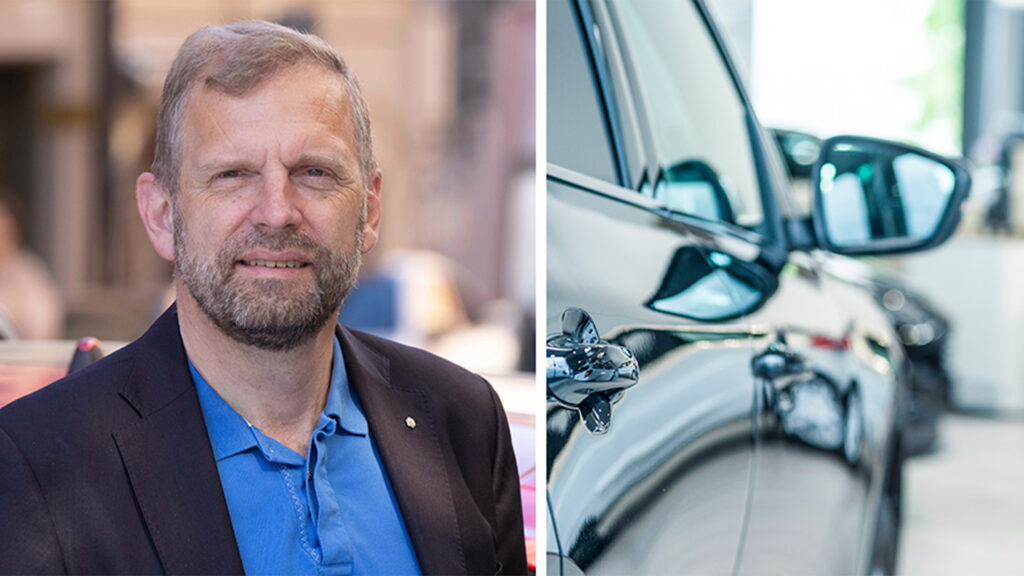 En man i kostym och en bil. (AI text)