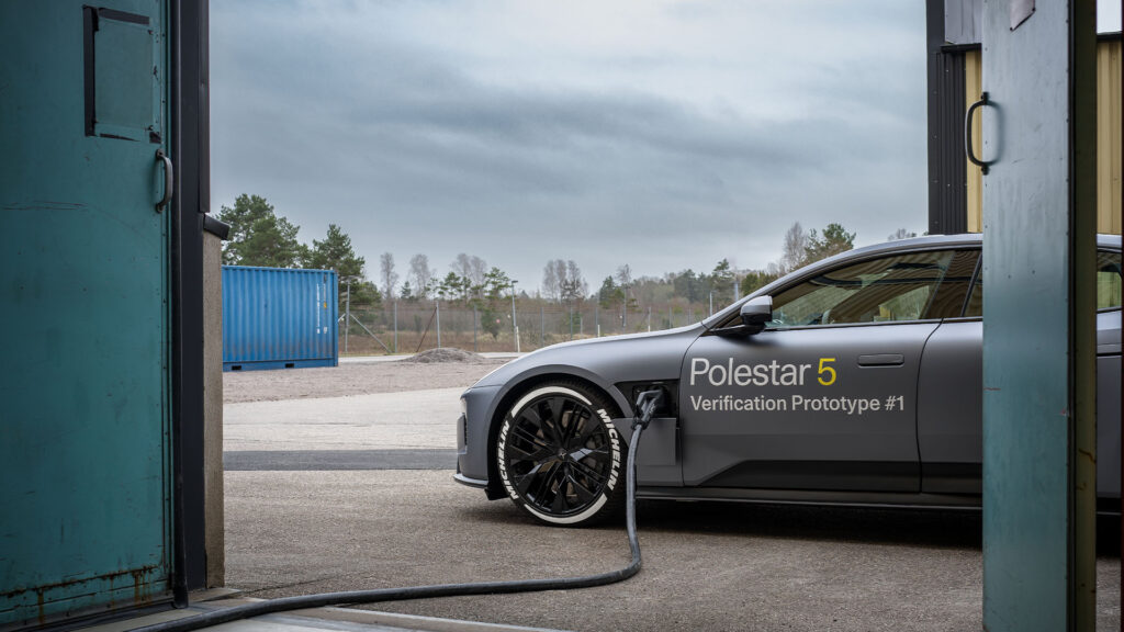 Audi R8 EV uppkopplad till en laddstation (AI text)