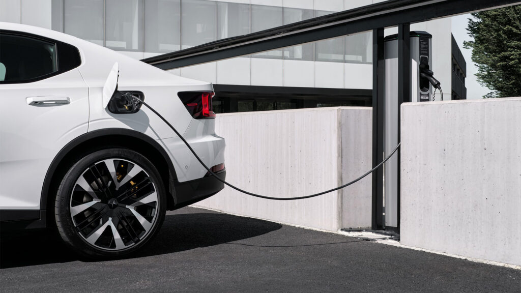 En vit Volvo laddar snabbt på en laddstation. (AI text)