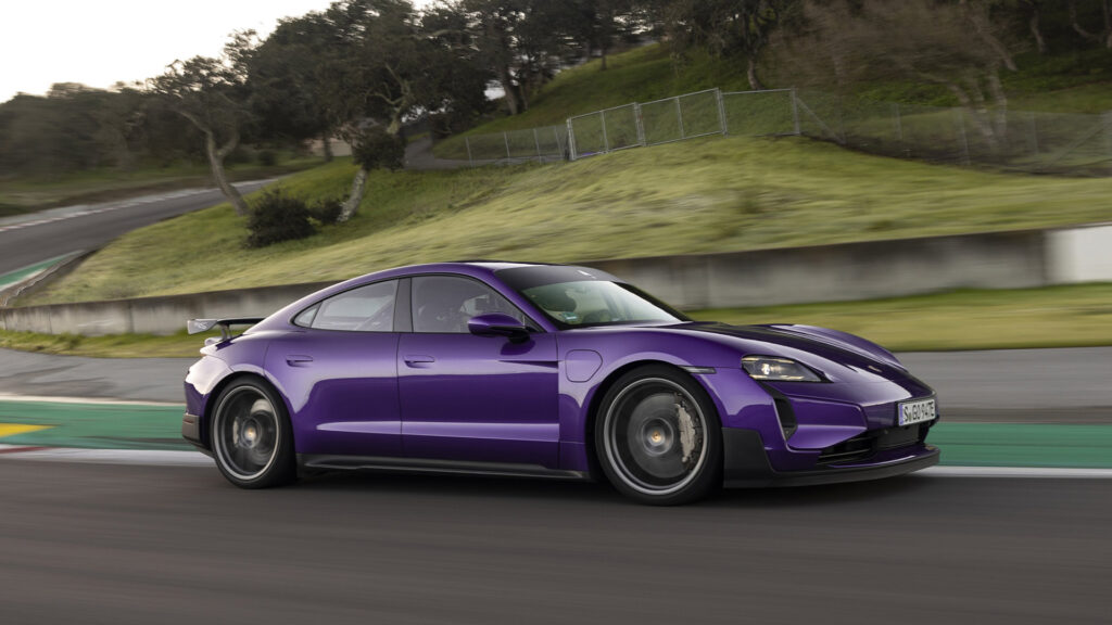 Porsche Cayman GTS kör på en racerbana. (AI text)