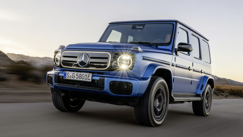 Mercedes-Benz G-klassen kör längs en väg. (AI text)