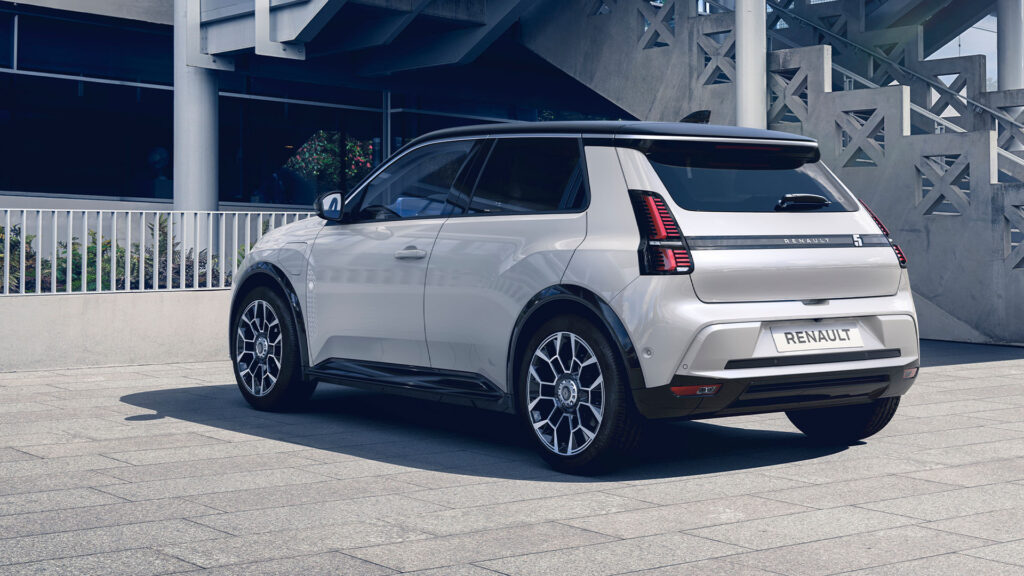 En vit bil står parkerad framför ett byggnad. (AI text)