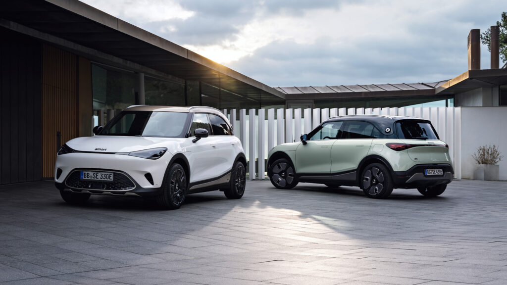 Två SUV:er parkerade framför ett hus. (AI text)