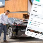 En man laddar sin bil med hjälp av en app. (AI text)