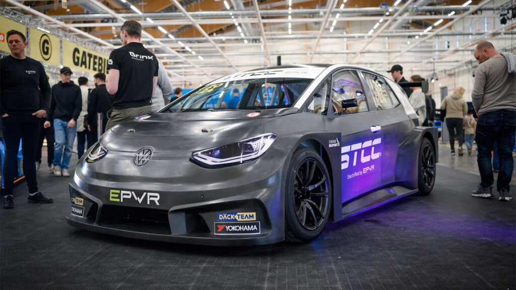 En racebil visas upp på en bilmesse. (AI text)