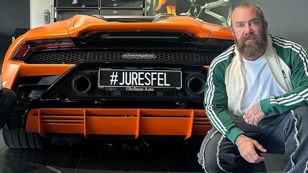 Två män står bredvid en Lamborghini. (AI text)
