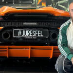 Två män står bredvid en Lamborghini. (AI text)