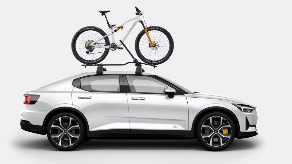 En vit Volvo V40 med en cykel på taket. (AI text)