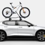 En vit Volvo V40 med en cykel på taket. (AI text)