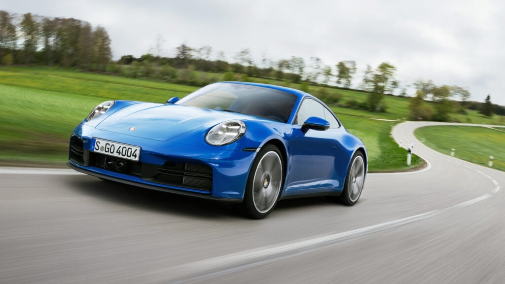 Porsche 911 GTS kör längs en väg. (AI text)