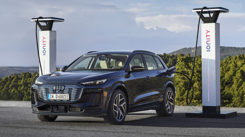 Audi EV laddstation i bergsområdet (AI text)