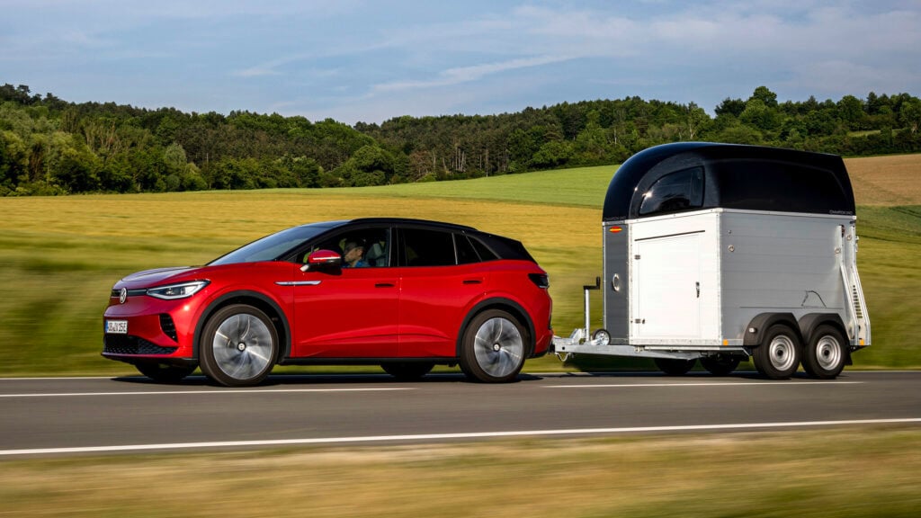 BMW i3 elbil drar en släpkaross (AI text)