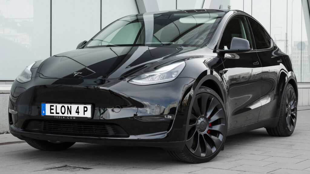 Tesla Model Y parkerad framför ett byggnad. (AI text)