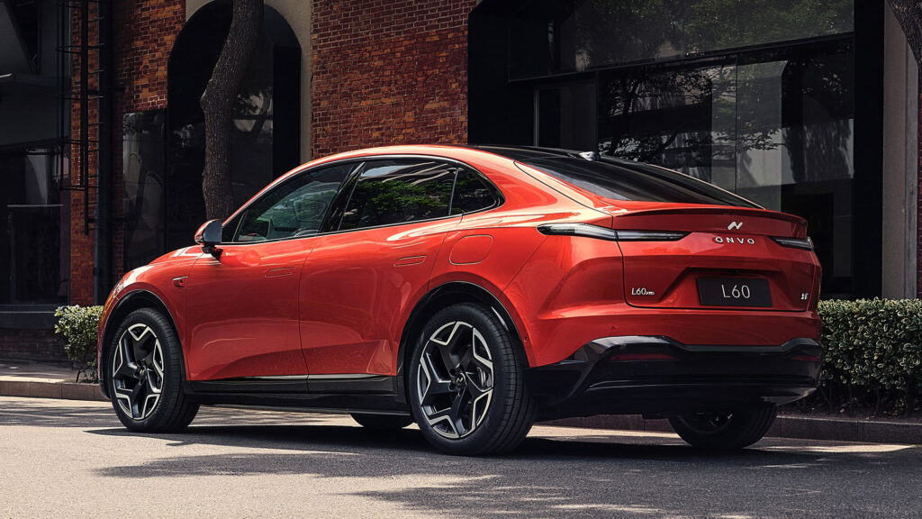 En röd Chevrolet Volt parkerad på en stadsgata. (AI text)