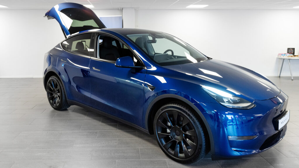Tesla Model Y utställt i en showrum (AI text)