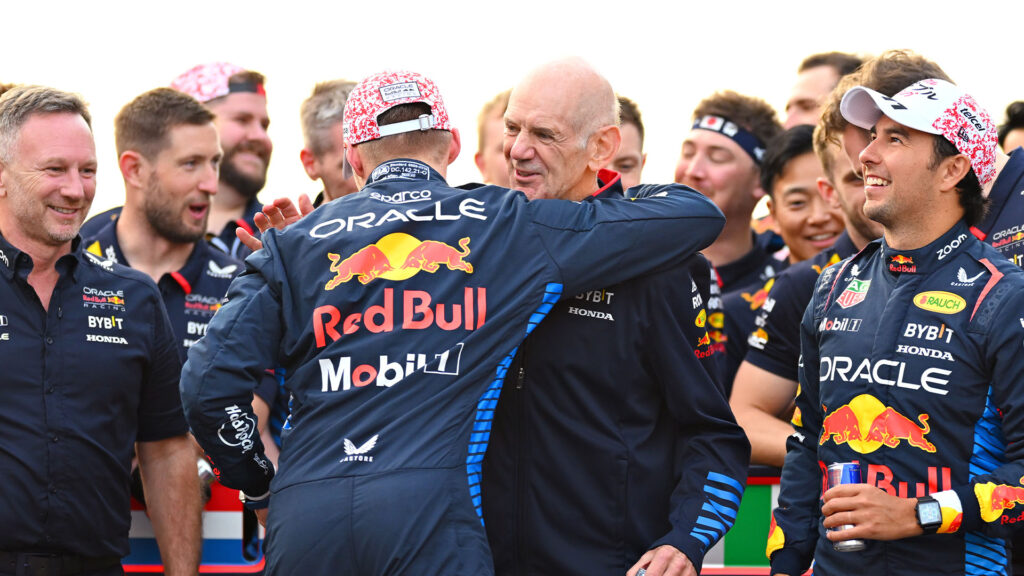 Red Bull-racingteamet gratuleras av sin egen personal. (AI text)