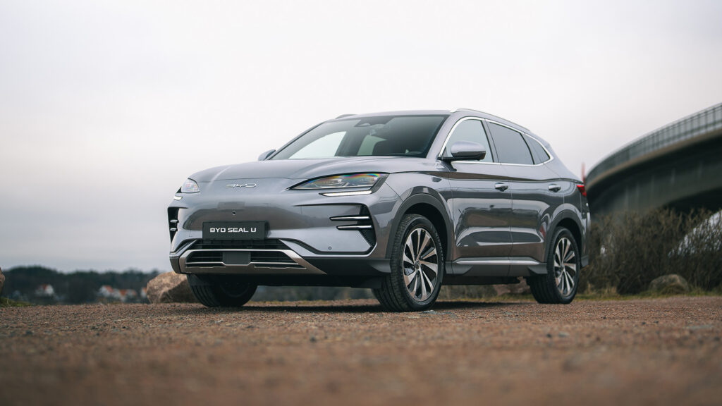 Hyundai Evo X parkerad på grusväg (AI text)